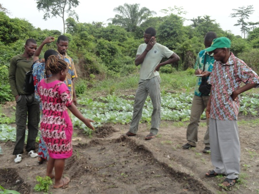 SUIVI DE PROJET AVEC L'ASSISTANTE TECHNIQUE AGRICOLE EN ROBE ROUGE