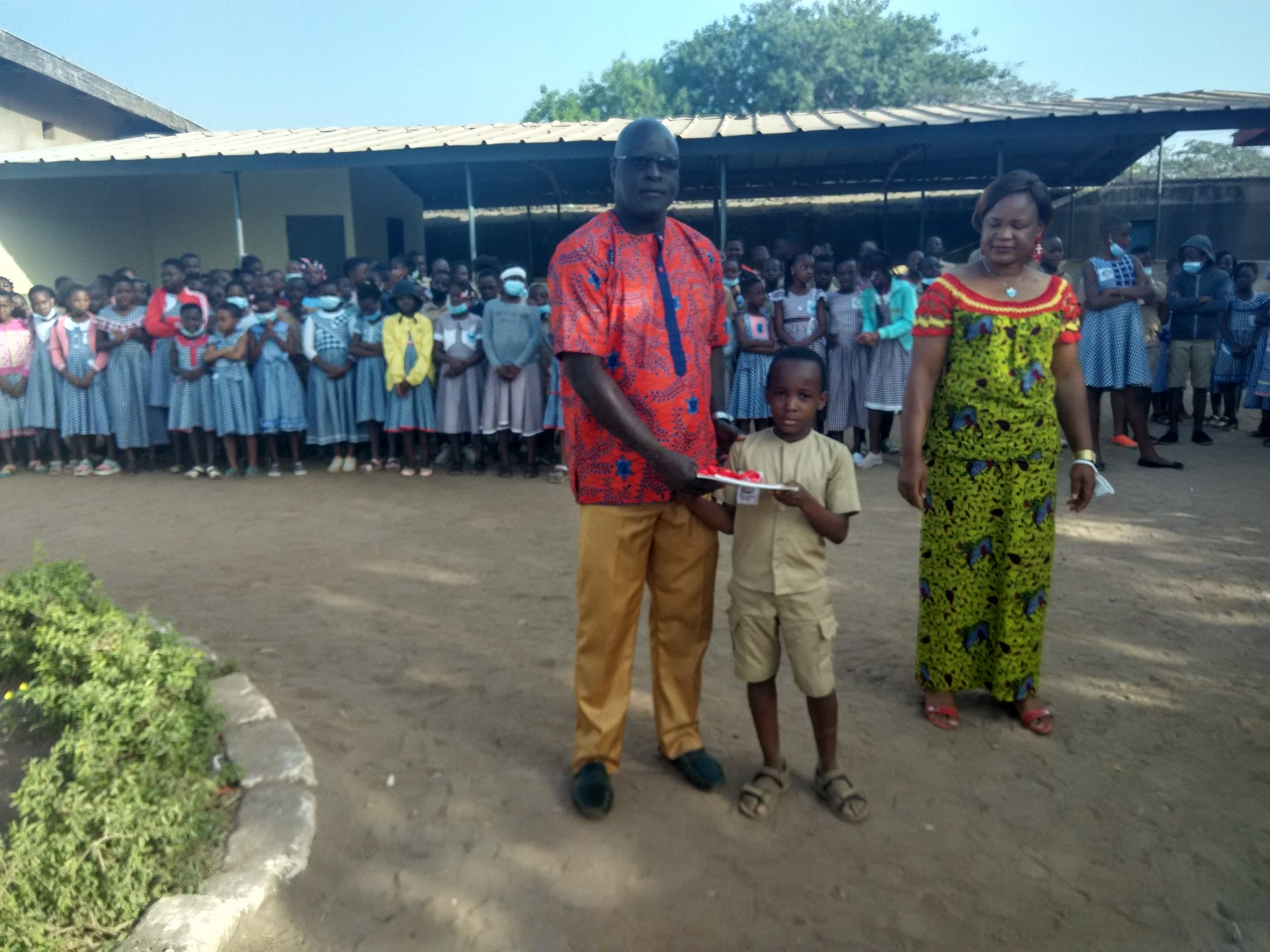 REMISE DES LIVRES A L'ECOLE FND DE BOUAKE FEVRIER 2022