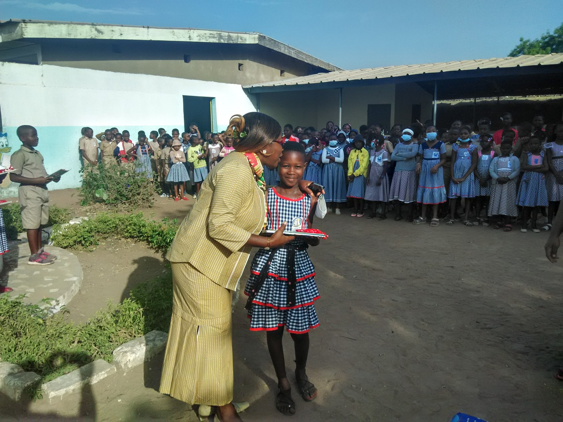 REMISE DES LIVRES A L'ECOLE FND DE BOUAKE FEVRIER 2022