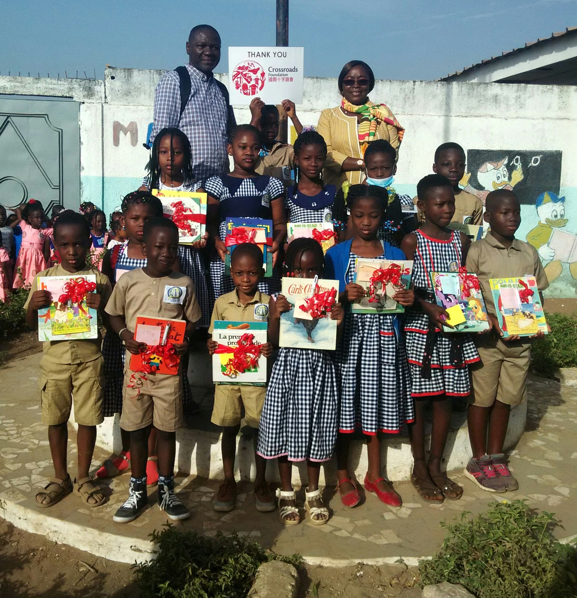  REMISE DES LIVRES  A L' ECOLE FND DE BOUAKE