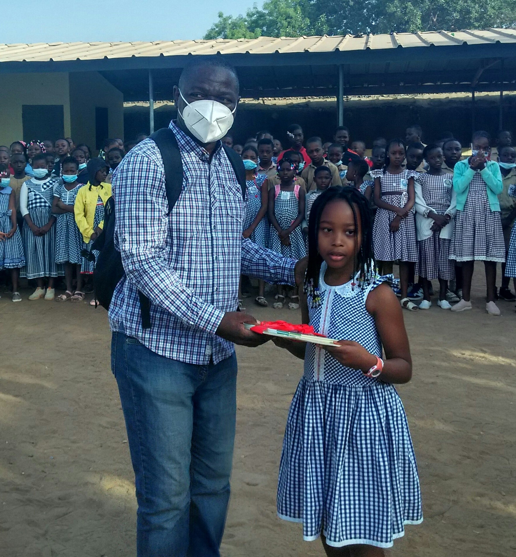 REMISE DES LIVRES A L'ECOLE FND DE BOUAKE FEVRIER 2022