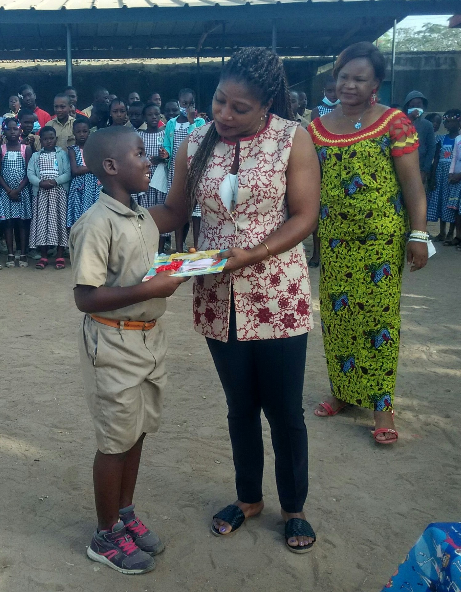 REMISE DES LIVRES A L'ECOLE FND DE BOUAKE FEVRIER 2022