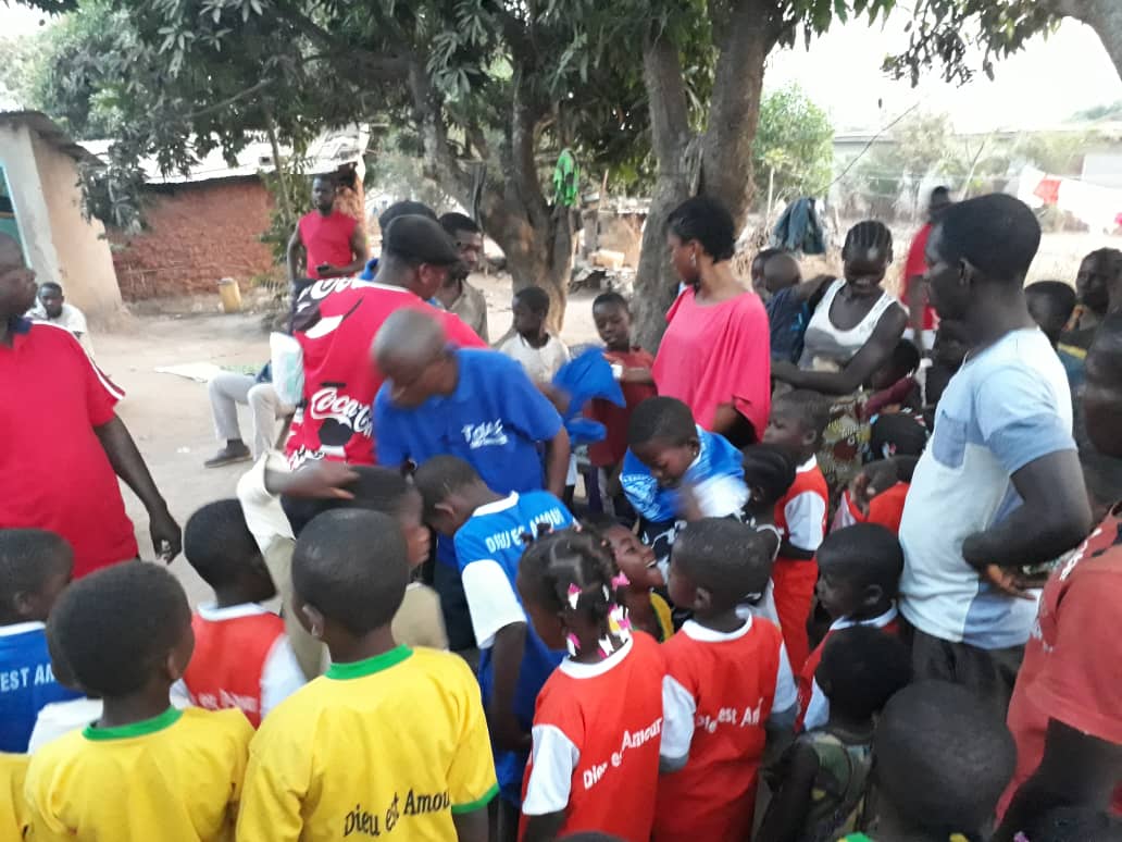 REMISE DES VETEMENT ET DES MAILLOTS AUX ENFANTS DU VILLAGE BOBO  DE BOUAKE