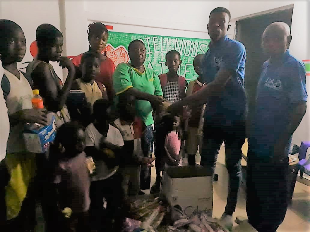 REMISE DES DONS A  L' ORPHELINAT NOTRE DAME  DE LA SOURCE DE BOUAKE