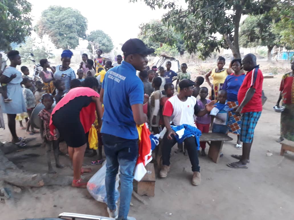 REMISE DES VETEMENT ET DES MAILLOTS AUX ENFANTS DU VILLAGE BOBO  DE BOUAKE