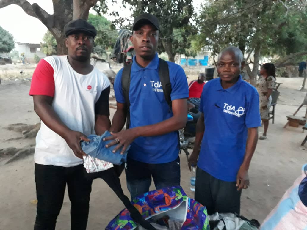 REMISE DES VETEMENTS  ET DES MAILLOTS AUX ENFANTS DU VILLAGE BOBO  DE BOUAKE