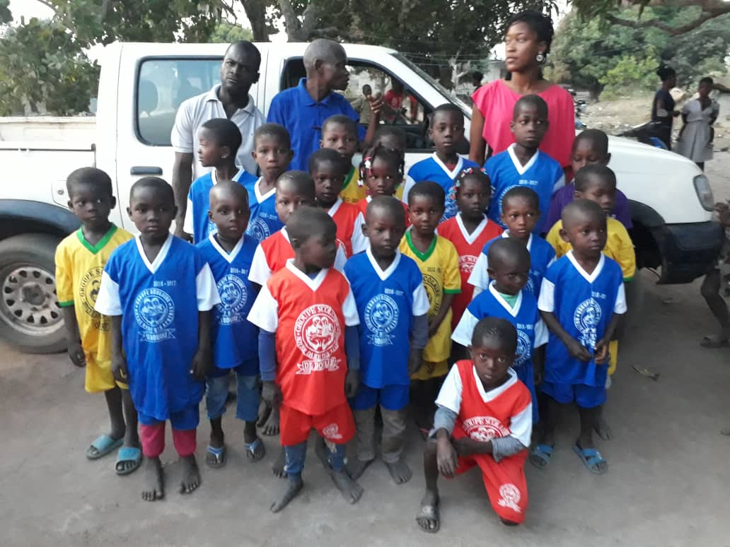 REMISE DES VETEMENTS  ET DES MAILLOTS AUX ENFANTS DU VILLAGE BOBO  DE BOUAKE