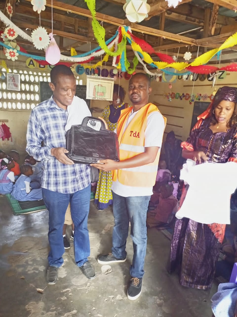 REMISE DE DONS A UNE ECOLE MATERNELLE DE BOUAKE FEVRIER 2022