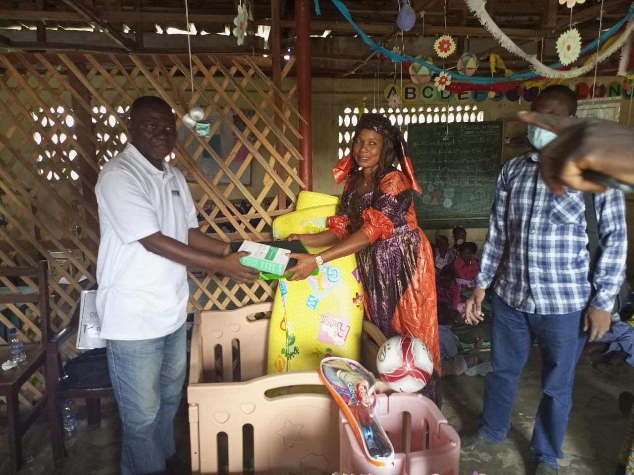 REMISE DE DONS A UNE ECOLE MATERNELLE DE BOUAKE FEVRIER 2022