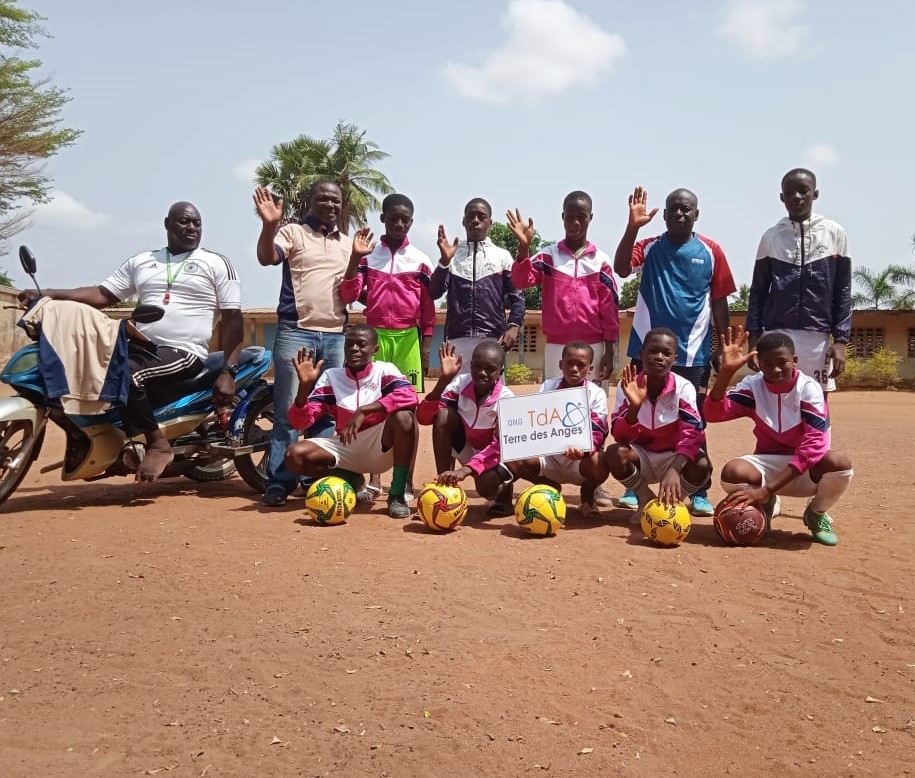 DON D'EQUIPEMENTS SPORTIFS AU CENTRE DE FORMATION DE JEUNES CHAO DE BOUAKE