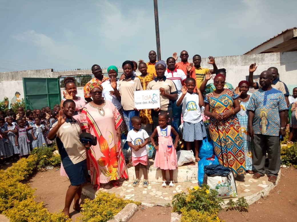 REMISE DES LIVRES A L'ECOLE FND DE BOUAKE FEVRIER 2022