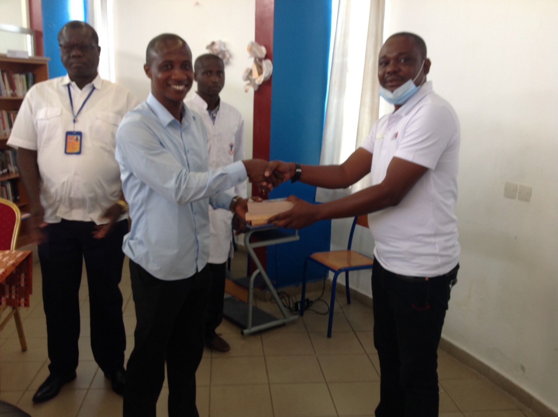 DON DES LIVRES A LA BIBLIOTHEQUE AMERICAN CORNER DE BOUAKE