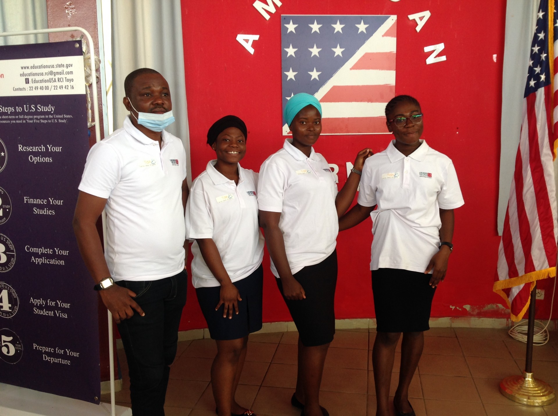 DON DES LIVRES A LA BIBLIOTHEQUE AMERICAN CORNER DE BOUAKE