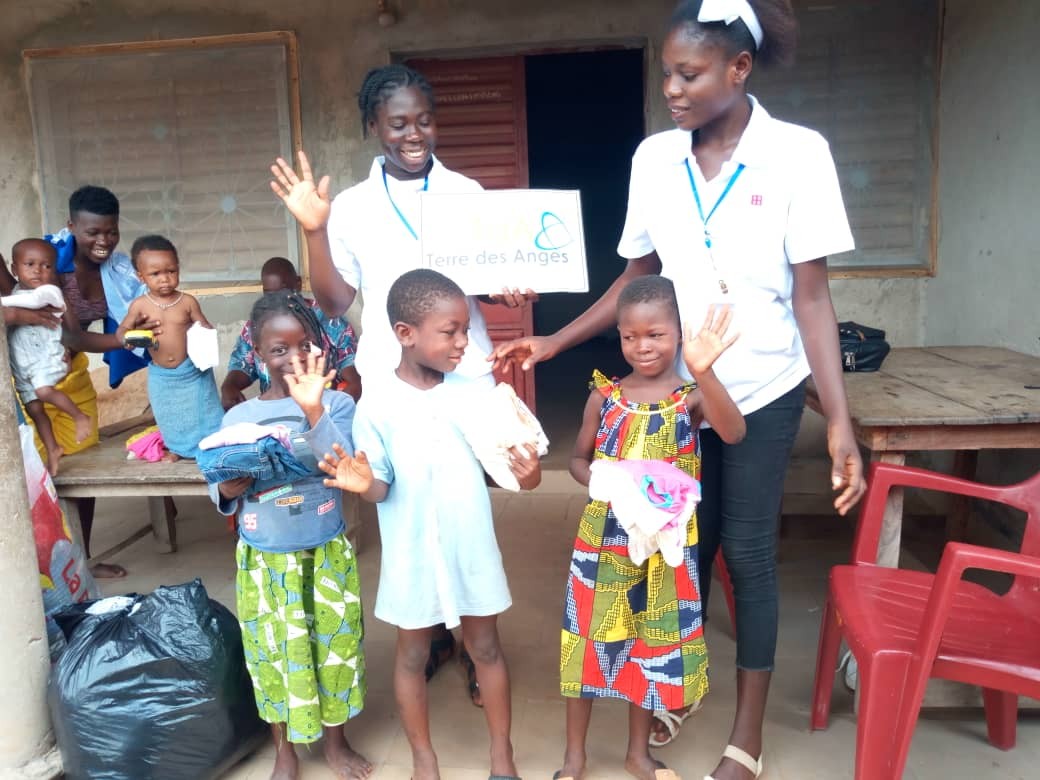 	LES ENFANTS DU VILLAGE BOBO HEUREUX DE RECEVOIR LES VETEMENTS