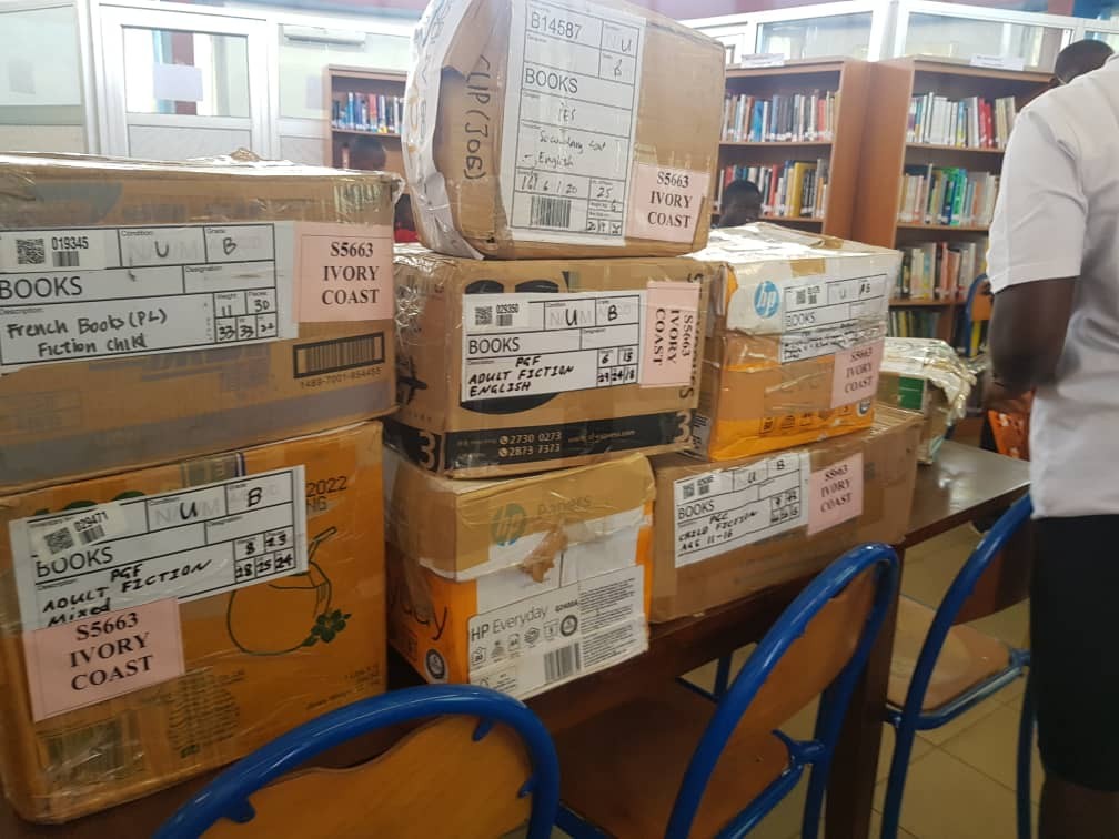 DON DES LIVRES A LA BIBLIOTHEQUE AMERICAN CORNER DE BOUAKE